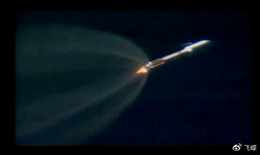 为什么登月舱起飞画面中看不到火箭的尾焰？
